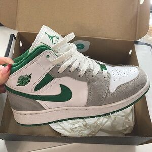 Jordan 1 Mid SE White Pine Green Smoke Grey (GS)